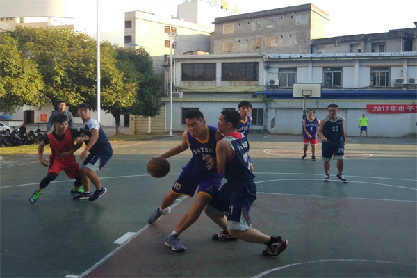 拼抢运球瞬间.jpg