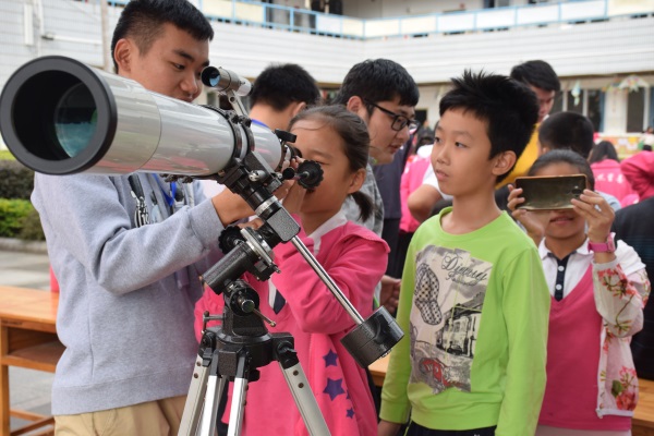 同学体验天文望远镜.jpg
